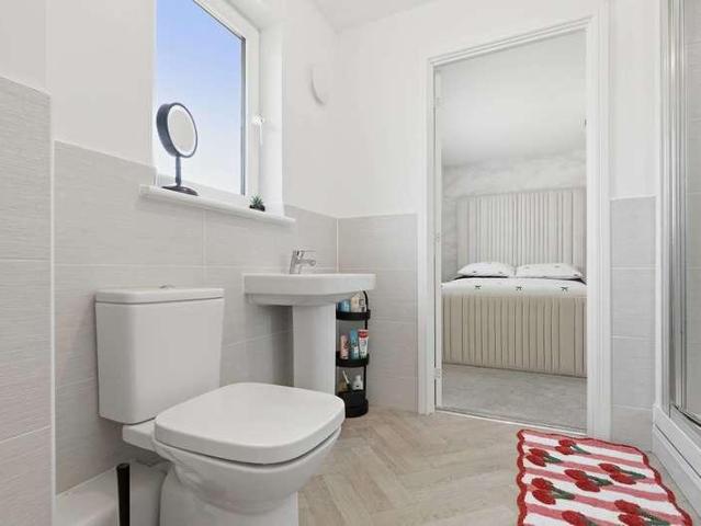 5 bed house for sale