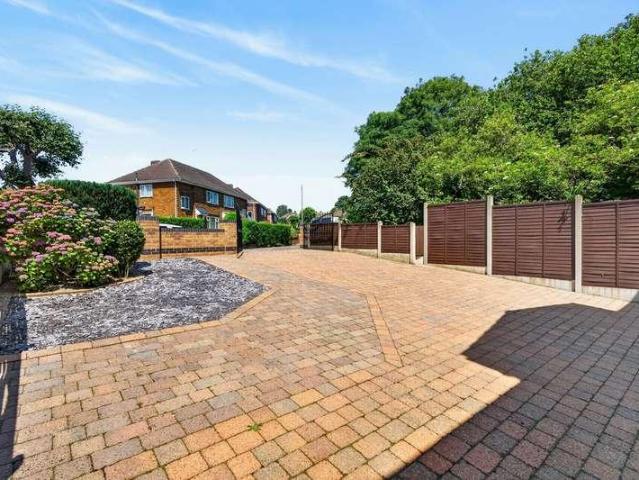 5 bed house for sale