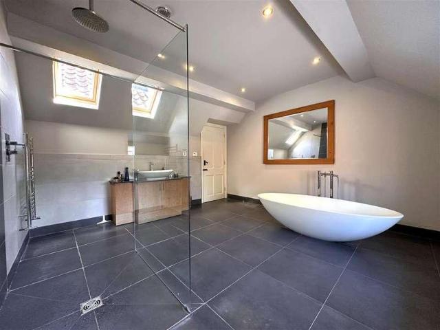 6 bed house for sale