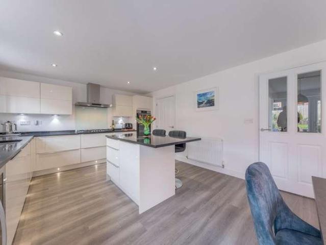 5 bed house for sale