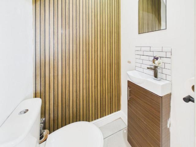 5 bed house for sale