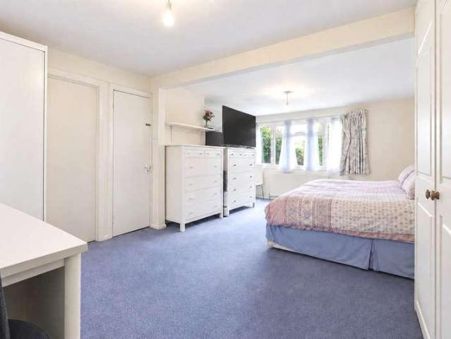 5 bed house for sale