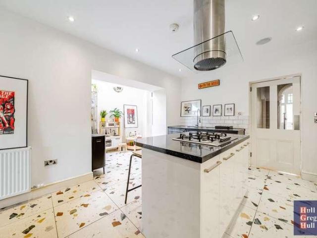 5 bed house for sale