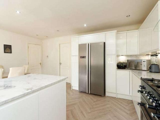 5 bed house for sale