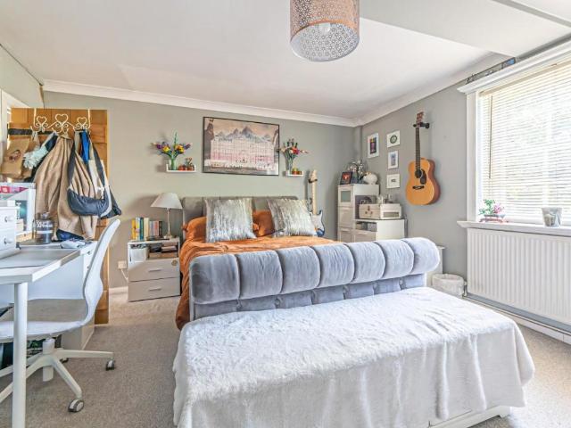 5 bed house for sale