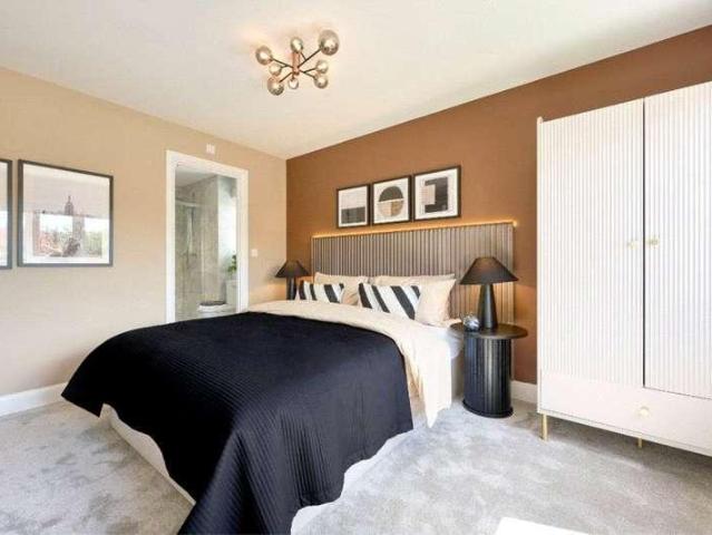 5 bed house for sale