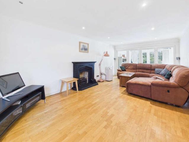 5 bed house for sale
