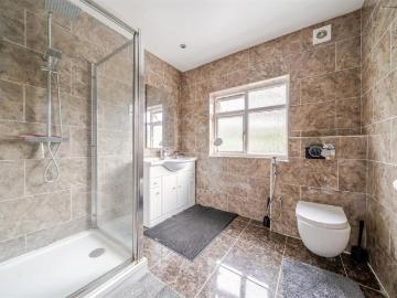 5 bed house for sale