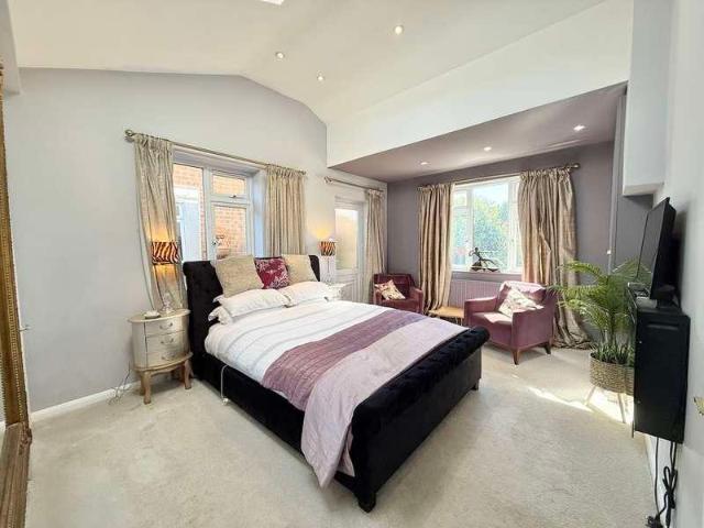 5 bed house for sale