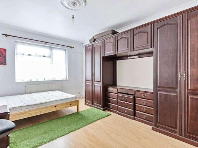 5 bed house for sale