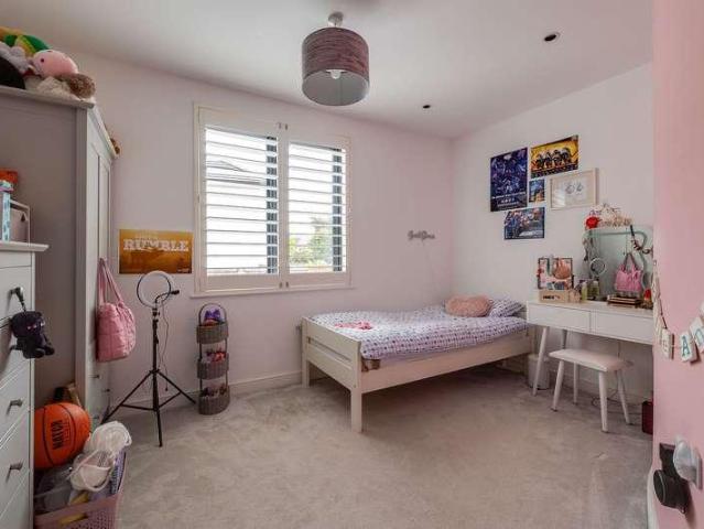 5 bed house for sale