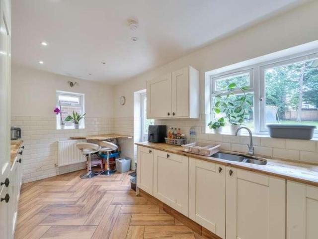 5 bed house for sale