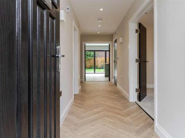 5 bed house for sale