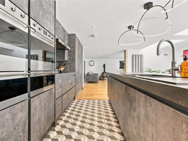 5 bed house for sale