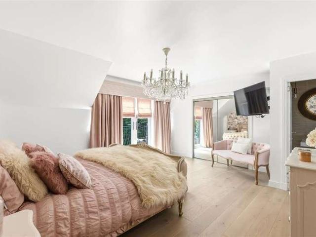 5 bed house for sale