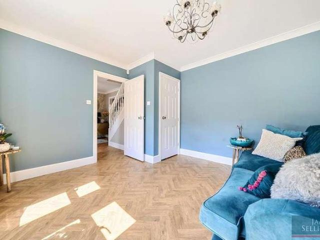 5 bed house for sale