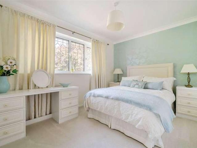 5 bed house for sale