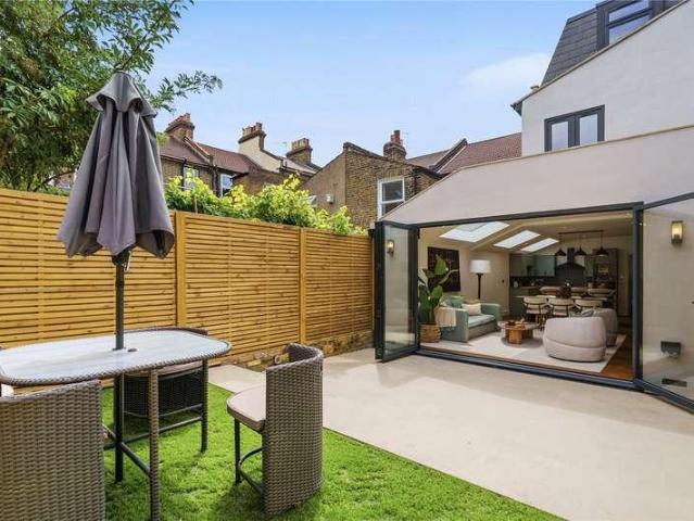 5 bed house for sale