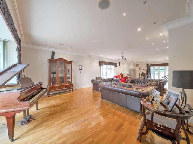 7 bed house for sale