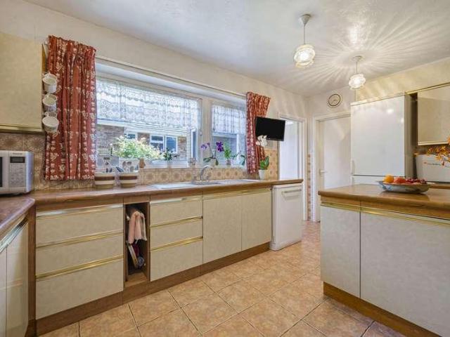 5 bed house for sale