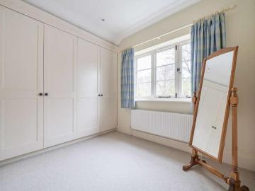 5 bed house for sale