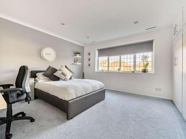 5 bed house for sale