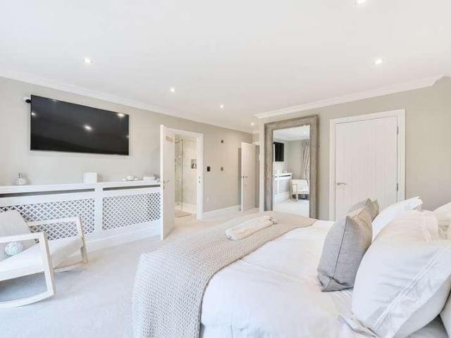 5 bed house for sale