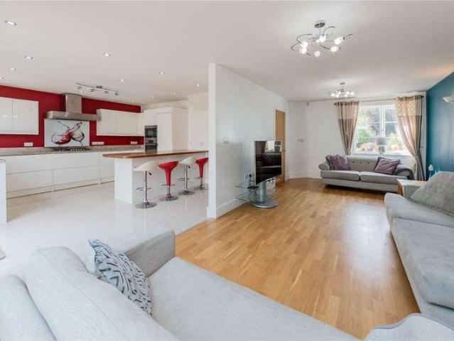 5 bed house for sale