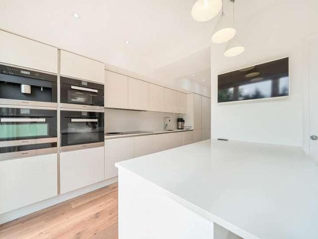 5 bed house for sale