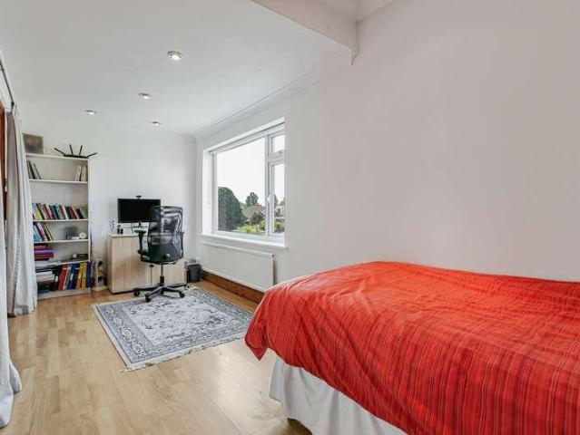 5 bed house for sale