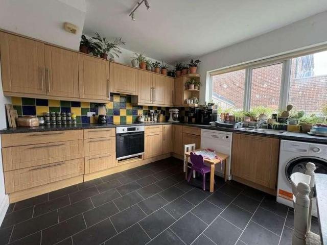 5 bed house for sale