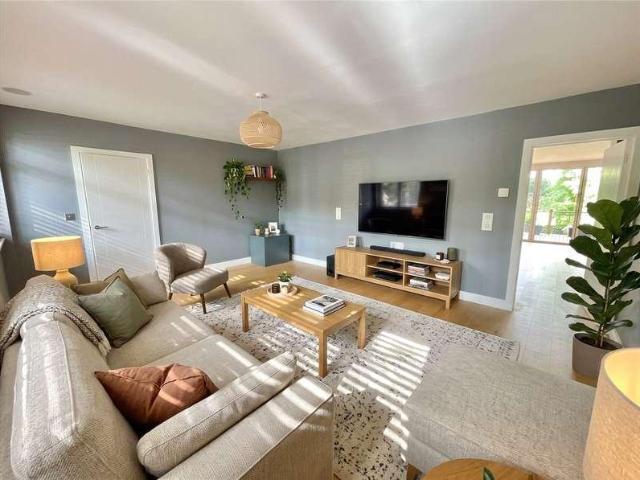 5 bed house for sale