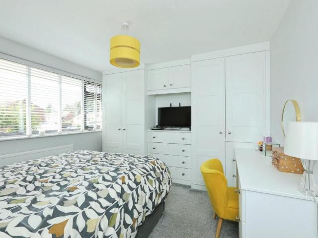 5 bed house for sale