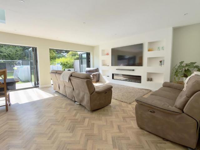 5 bed house for sale