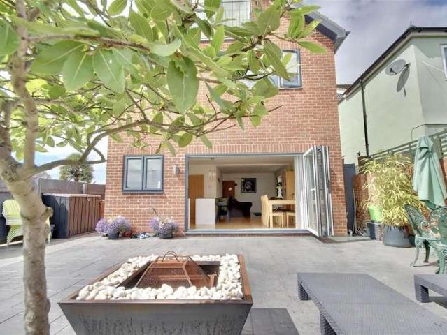 5 bed house for sale