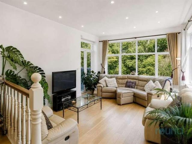 5 bed house for sale