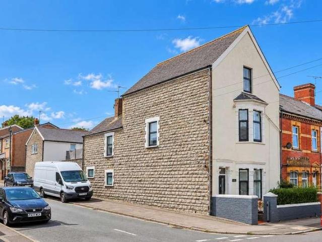 5 bed house for sale