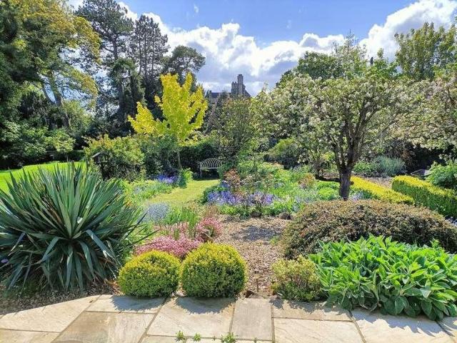 5 bed house for sale