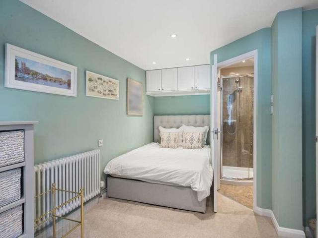 5 bed house for sale