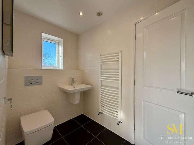 5 bed house for sale