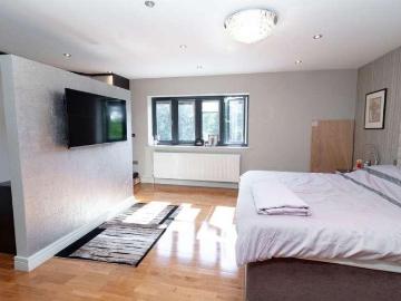 5 bed house for sale