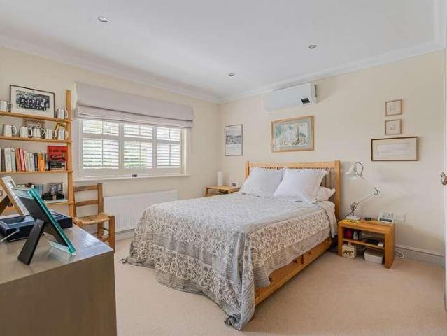 5 bed house for sale