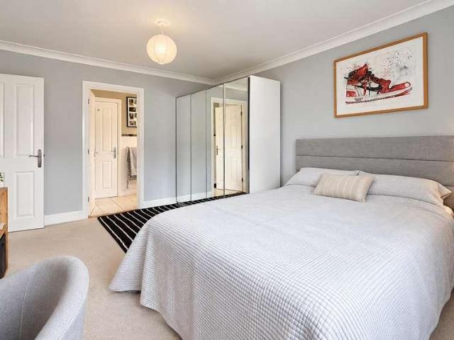 5 bed house for sale