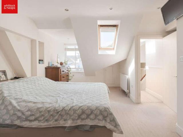 5 bed house for sale