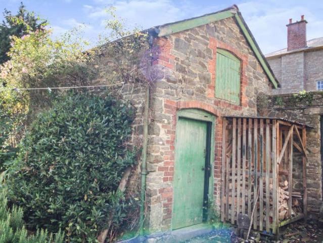 5 bed house for sale