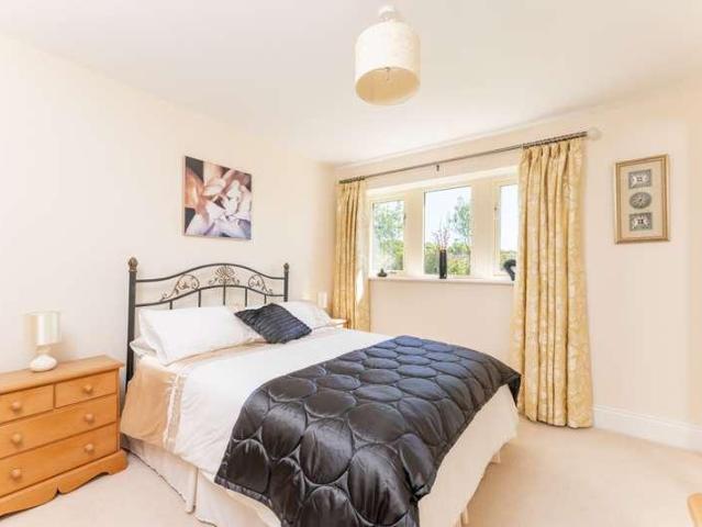 5 bed house for sale