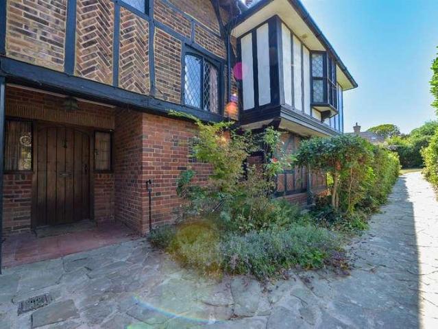 5 bed house for sale