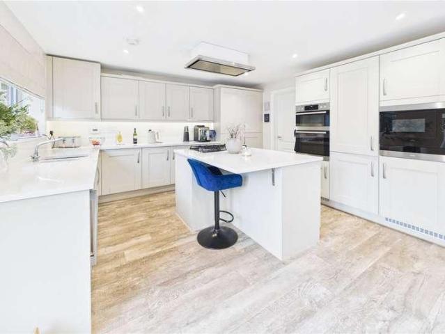 5 bed house for sale