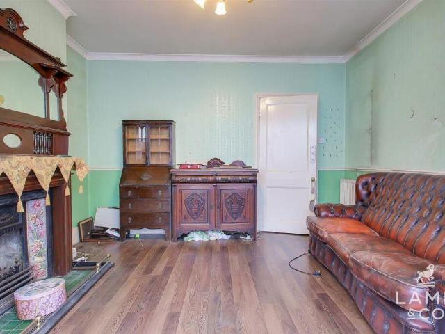 5 bed house for sale