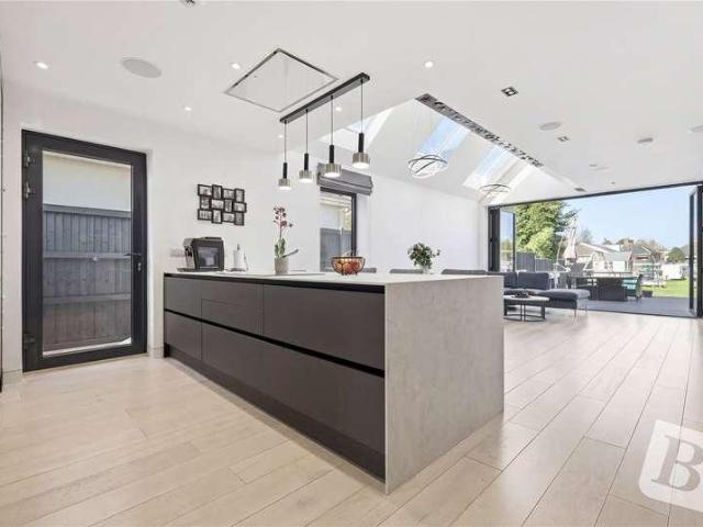 5 bed house for sale